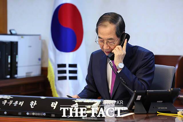 더불어민주당이 한덕수 대통령 권한대행 국무총리의 대선 출마설에 대해 "국정을 볼모로 대권을 저울질하는 한덕수 권한대행은 양심이 있느냐"고 비판했다. 한덕수 대통령 권한대행 국무총리가 지난 8일 서울 종로구 정부서울청사에서 도널드 트럼프 미국 대통령과 통화를 하고 있다. /국무총리실