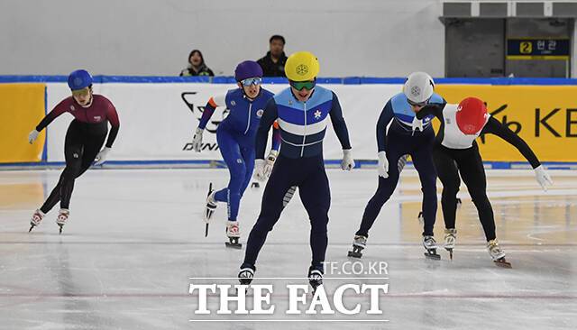 결승선에 1등으로 도착하자 크게 기뻐하고 있다.