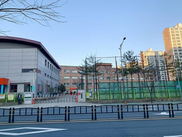 중등교육 차원에서도 정부 주도의 디지털 전환 정책은 당초 계획보다 시행 속도가 눈에 띄게 늦어지고 있다. 사진은 기사 내용과 직접 관련 없음. (사진=위키커먼스)