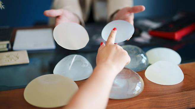 '브레스트 익스플랜트'라고도 알려진 유방 보형물 제거 시술은 최근 몇 년 사이 그 인기가 크게 증가했다