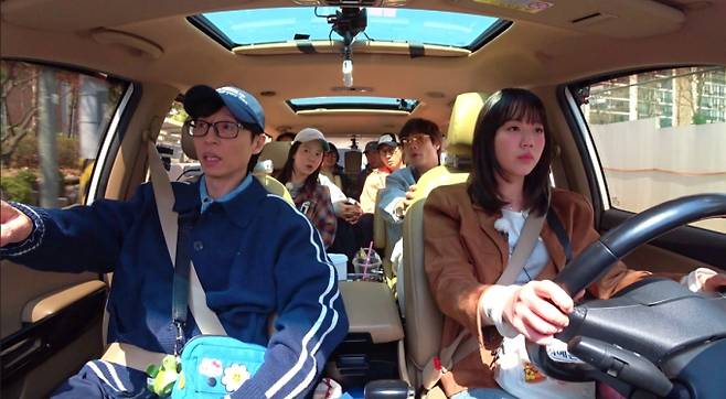 SBS ‘런닝맨’에서는 이제 막 운전을 시작한 왕초보 지예은의 리얼한 도심 운전 도전기가 그려질 예정이다. ‘운전할 결심’ 특집으로 꾸며진 이번 회차에서는 지예은이 멤버들을 픽업하기 위해 실제 도로를 누비며 다양한 교통 상황을 마주하는 여정이 담긴다. 지하 주차장, 좁은 골목, U턴 구간 등 초보 운전자에게는 다소 벅찬 환경 속에서, 지예은은 잔뜩 긴장한 표정으로 운전대를 잡았고, 유재석의 도움을 받으며 점차 적응해 나가는 과정을 보여준다. 그러나 멤버들이 하나둘씩 차에 탑승하며 쏟아지는 말과 훈수에 지예은은 참다 못해 “입 좀 다물어요!”라고 외치는 장면이 포착돼 큰 웃음을 자아낼 예정이다. 이어지는 드라이브 스루 미션에서는 놀라운 집중력과 침착함으로 주문을 완벽히 소화하는 반전 매력을 드러냈고, 마지막으로 음식 앞에서 펼쳐지는 유쾌한 먹방까지 더해지며 지예은의 다양한 모습이 흥미롭게 전개될 예정이다.