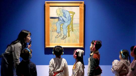 '불멸의 화가 반 고흐 in 대전'의 어린이 참여형 프로그램인 '키즈아틀리에'가 큰 호응을 얻고 있다. 13일 키즈아틀리에 참가한 어린이들이 전문 강사의 작품 설명을 헤드셋으로 듣고 있다. 김영태 기자