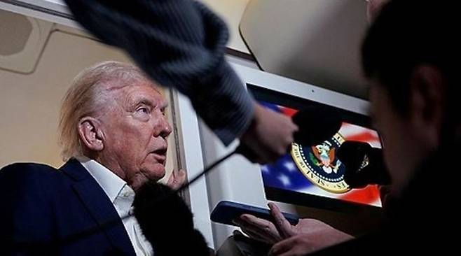 도널드 트럼프 미국 대통령이 11일(현지시간) 미 플로리다주로 이동하는 전용기 에어포스원 기내에서 취재진과 질의응답을 하고 있다. ⓒ 로이터/연합뉴스