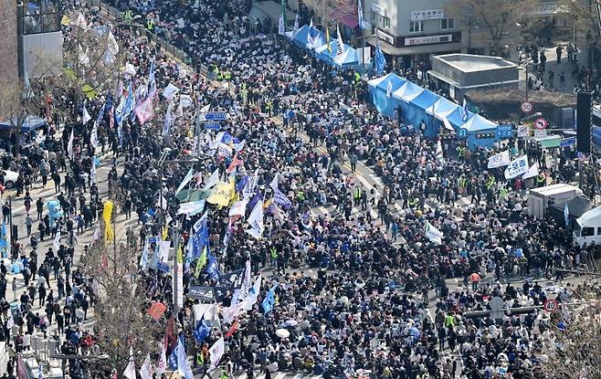4일 헌법재판소의 탄핵 심판 선고를 앞두고 서울 종로구 안국동 사거리 일대에 모인 시민들. 사진공동취재단