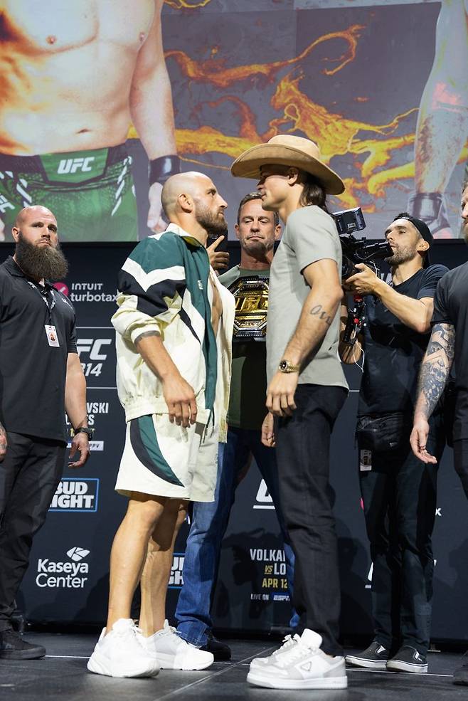 전 UFC 페더급 챔피언 알렉산더 볼카노프스키(왼쪽)와 페더급 랭킹 3위 디에고 로페스(오른쪽). UFC 제공