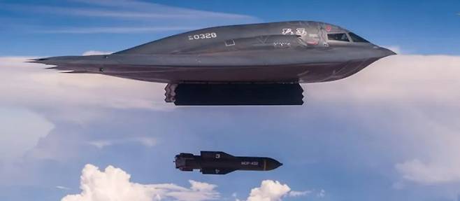 B-2가 초대형 벙커버스터 GBU-57을 투하하고 있다. 미 공군은 지난 1997년 4월에 스텔스 폭격기 B-2 스피릿을 처음으로 도입해 실전 배치했다. 미 공군의 3대 폭격기 중 가장 최신형 모델로, 스텔스 기술을 활용한 전익기 형상으로 설계되었다. 미 국방부는 차세대 전략폭격기 'B-21 레이더'를 오는 2026년 배치할 목표로 개발하고 있지만, 2058년까지 B-2를 계속 운용할 계획이다. 최첨단 천체 추적 위치 기반 시스템을 탑재하고 있어 GPS가 없는 환경에서도 자율 항법과 목표에 대한 초정밀 타격이 가능하다. 미공군 홈페이지 캡처