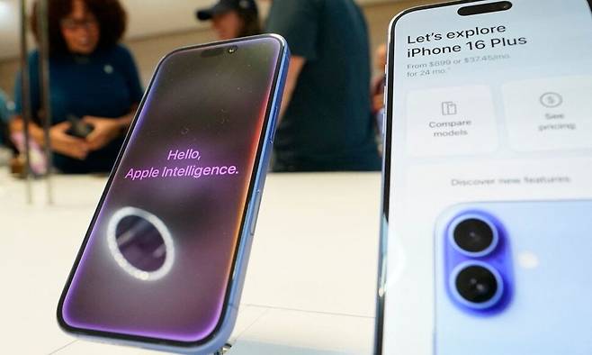 지난해 9월 20일 뉴욕 애플스토어에서 열린 출시 행사 중 애플 아이폰 16이 전시되어 있다. 뉴욕/AFP 연합뉴스