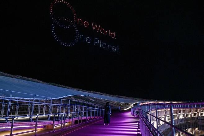 지난 9일 2025 오사카·간사이 엑스포에서 드론들이 하늘에 글자를 새겨 놓고 있다. AFP 연합뉴스