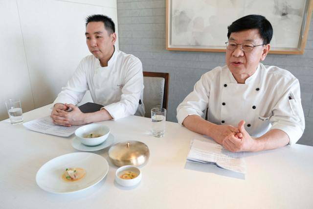 서울신라호텔 라연의 김성일(오른쪽) 헤드셰프와 차도영 헤드셰프가 본보와 인터뷰를 하고 있다. 류기찬 인턴기자