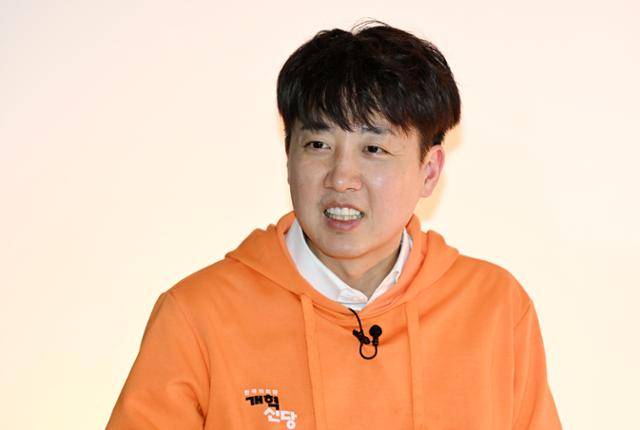 이준석 개혁신당 대선 후보가 11일 서울 중구 한국일보 스튜디오에서 인터뷰를 하고 있다. 홍인기 기자