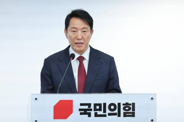 오세훈 서울시장이 12일 오전 서울 여의도 국민의힘 당사에서 가진 긴급 기자회견에서 대선 불출마 선언을 하고 있다. 뉴스1