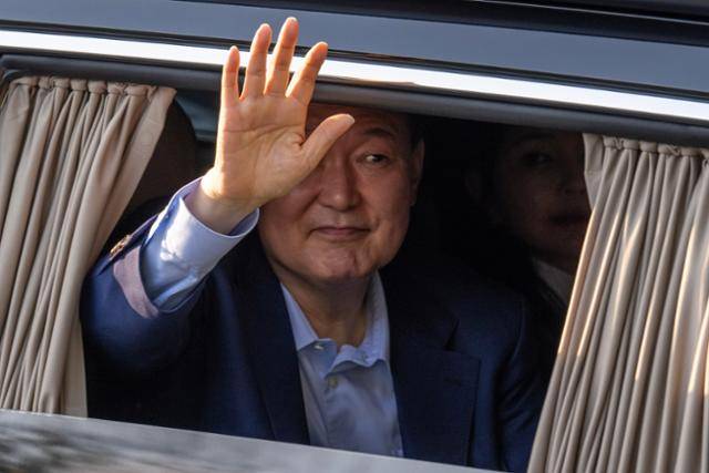윤석열 전 대통령이 관저를 떠나 사저로 이주하는 11일 윤 전 대통령이 서울 서초구 아크로비스타에서 지지자들에게 인사하고 있다. 박시몬 기자
