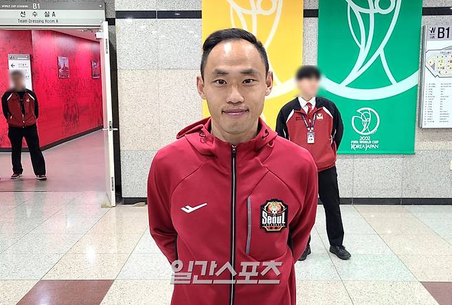 서울 문선민이 12일 서울월드컵경기장에서 열린 대전과의 하나은행 K리그1 2025 8라운드를 마친 뒤 믹스트존에서 취재진과 만나 인터뷰를 진행하고 있다. 상암=김우중 기자