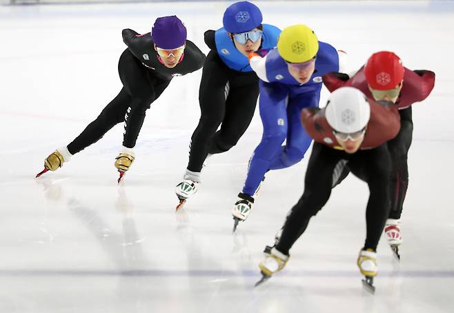 <yonhap photo-3626=""> 역주하는 곽윤기 (서울=연합뉴스) 김성민 기자 = 13일 서울 목동 아이스링크에서 열린 2025-2026시즌 쇼트트랙 국가대표 2차 선발전. 남자부 1000m 예선에서 곽윤기(왼쪽 첫번째)가 역주하고 있다. 2025.4.13 ksm7976@yna.co.kr/2025-04-13 14:22:01/ <저작권자 ⓒ 1980-2025 ㈜연합뉴스. 무단 전재 재배포 금지, AI 학습 및 활용 금지></yonhap>