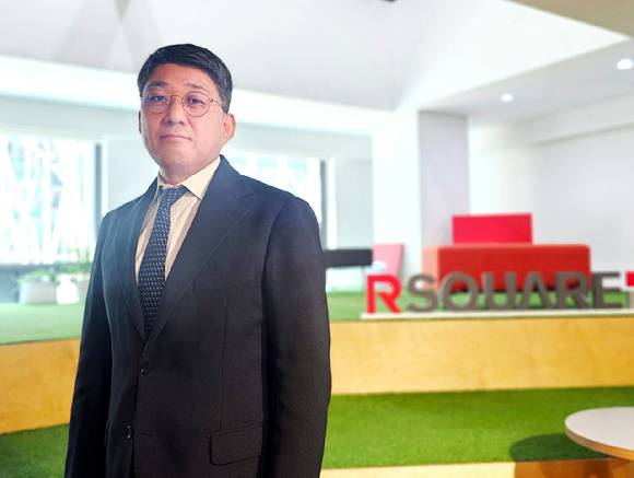 정철 알스퀘어 물류PM사업담당 상무가 지난달 20일 서울 강남구 역삼동의 알스퀘어 사무실에서 진행된 인터뷰 후 자세를 취하고 있다. [사진=이효정 기자 ]