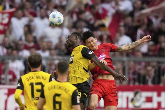 도르트문트와 헤딩 경합 벌이는 김민재(오른쪽). AP=연합뉴스
