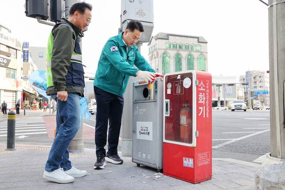 오언석 도봉구청장이 담배꽁초 전용 수거함에 버려진 담배꽁초를 수거하고 있다. 사진 도봉구