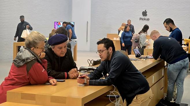 중국산 관세율이 급격히 상승하면서 가격이 뛸 것을 우려한 고객들이 지난 7일 미국 워싱턴DC 조지타운의 애플 판매점을 찾아 상담하고 있다. /워싱턴=이상은 특파원