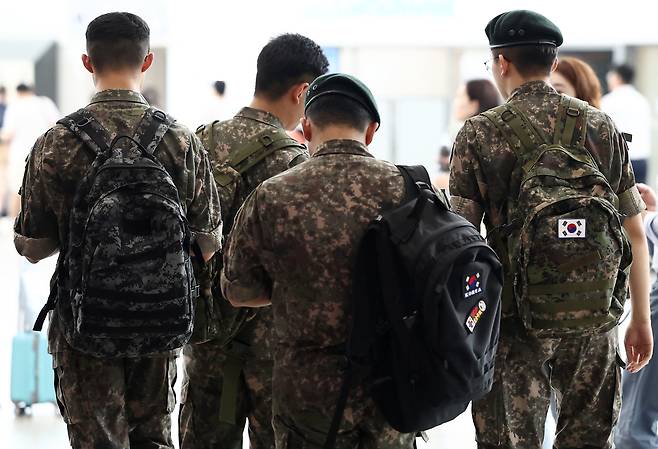 지난해 8월 서울역에서 휴가를 나온 병사들이  이동하고 있다. 연합뉴스