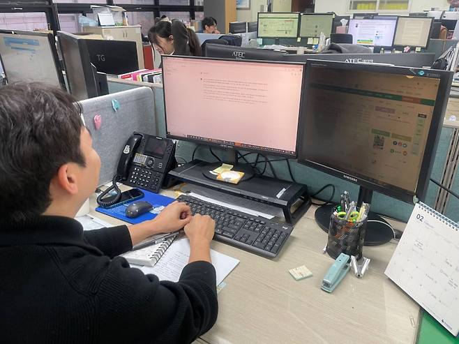 한 직원이 ‘송파AI브레인’을 사용하고 있다. 송파구청 제공