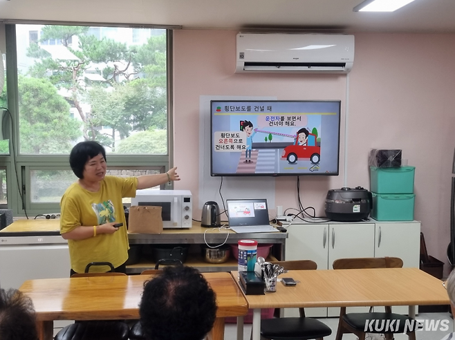 4.16봉사단 박정화씨가 경로당 어르신들을 대상으로 생활안전교육을 하고 있다. &nbsp;4·16재단 제공