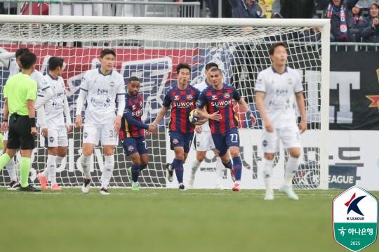 골세리머니를 펼치는 수원FC 윤빛가람. 사진[연합뉴스]