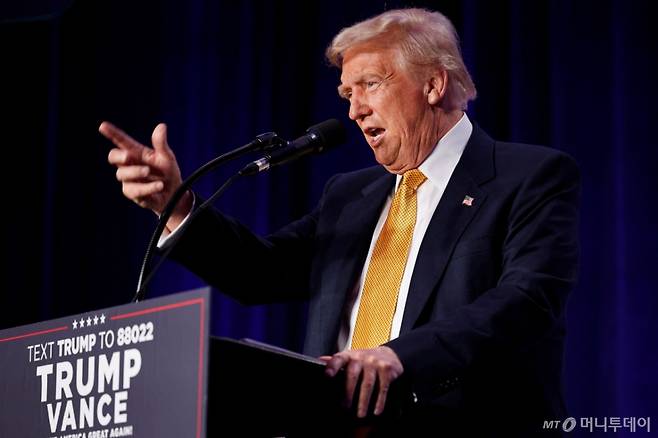 (워싱턴 AFP=뉴스1) 우동명 기자 = 미국 공화당 대통령 후보인 도널드 트럼프 전 대통령이 19일(현지시간) 워싱턴에서 열린 '미국의 반유대주의와 투쟁' 행사에 참석해 “유대계 미국인들이 백악관에서 경험한 가장 친한 친구가 될 것”이라고 주장하고 있다. 2024.09.20  ⓒ AFP=뉴스1  Copyright (C) 뉴스1. All rights reserved. 무단 전재 및 재배포,  AI학습 이용 금지. /사진=(워싱턴 AFP=뉴스1) 우동명 기자