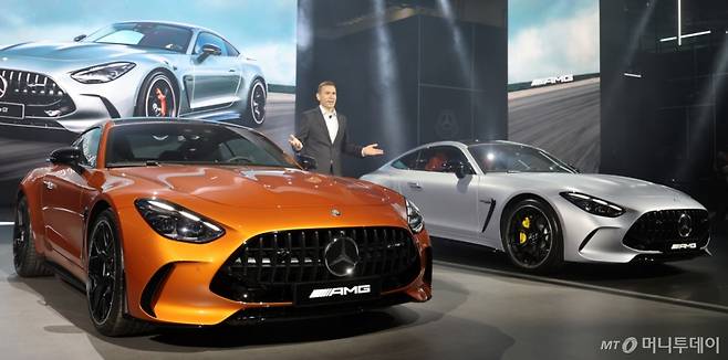 마티아스 바이틀 메세데스-벤츠 코리아 대표이사 사장이 지난 3일 오전 경기도 고양시 킨텍스에서 열린 2025서울모빌리티쇼에서 벤츠 AMG GT를 소개하고 있다./사진= 뉴시스