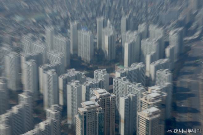 [서울=뉴시스] 김명년 기자 = 강남3구와 용산구 소재 아파트의 매물 호가가 내려가고 있다. 정부와 서울시가 강남3구(강남·서초·송파구)와 용산구 소재 아파트 2200개 단지에 '갭투자'를 막는 토지거래허가구역으로 적용키로 하면서 부동산 시장이 혼란에 빠졌다.  토지거래허가구역 해제로 큰 수혜를 입었던 잠삼대청(잠실·삼성·대치·청담동) 지역은 집주인들이 호가를 1억~3억원 가량 낮추고 있다. 오는 24일부터 토지거래허가구역 규제가 시행되기 때문에 매도를 서두르려는 집주인들이 늘어 매물이 급증하는 모습이다.  송파구 잠실동 엘리트(엘스·리센츠·트리지움) 아파트는 전용 84㎡ 기준 호가를 30억원에 27억원으로 하루 만에 3억원 낮춘 매물도 등장했다. 엘스 아파트는 지난달 토지거래허가구역 해제에 따른 수혜 단지로 꼽히며 30억5000만원에 신고가로 거래가 체결되기도 했다.  사진은 23일 오전 서울 송파구 아파트 단지. 2025.03.23. kmn@newsis.com /사진=김명년