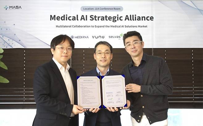 메디아나, 셀바스AI, 제이엘케이, 뷰노가 지난 8일 의료 AI 산업의 공동 성장을 위한 전략적 협의체 '의료 AI 전략적 협의체'(Medical AI Strategic Alliance·MASA)'를 공식 출범했다. (왼쪽부터) 뷰노 이예하 대표이사, 제이엘케이 김동민 대표이사, 셀바스AI·메디아나 곽민철 대표이사/사진=메디아나