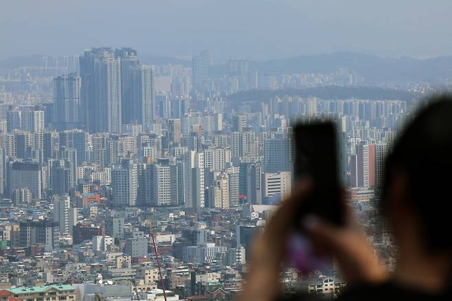 4월 둘째 주 전국 아파트 매매가격이 전주 대비 0.16% 오른 가운데 서울은 전주 대비 0.5% 올라 수도권 상승세를 주도했다. 사진은 서울 남산에서 바라본 아파트 단지 모습. /사진=뉴스1