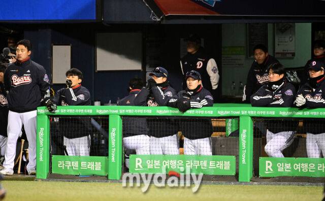 두산 선수들이 허탈해하고 있다./마이데일리