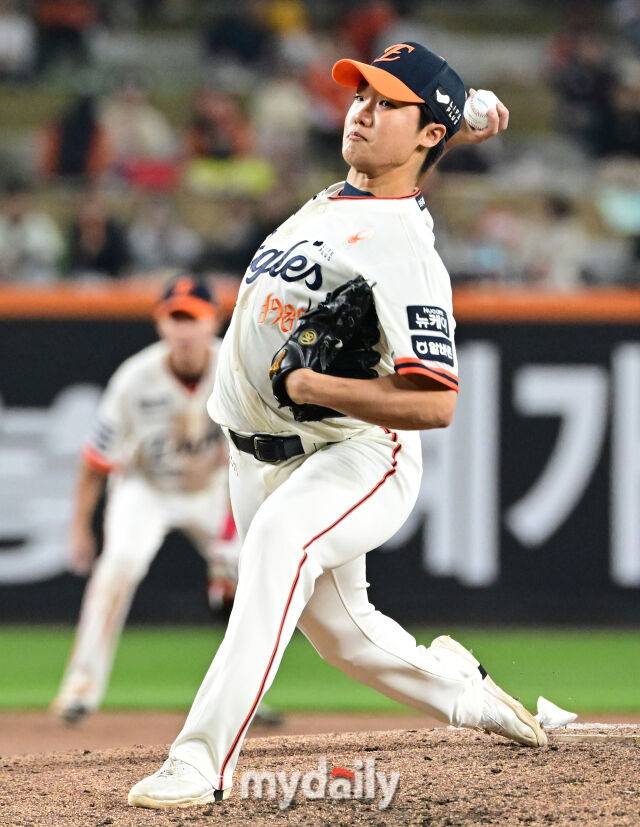 2025년 4월 11일 오후 대전 한화생명 볼파크에서 진행된 '2025 신한 SOL뱅크 KBO 리그' 키움 히어로즈와 한화 이글스의 경기.한화 정우주가 9회초 역투하고 있다./대전=유진형 기자 zolong@mydaily.co.kr