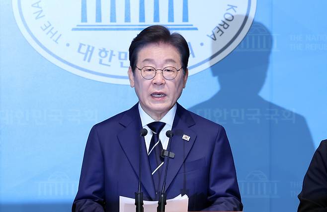 더불어민주당 대선 경선에 출마한 이재명 예비후보가 11일 서울 여의도 국회 소통관에서 집권 청사진 등을 소개하는 ‘비전 선포식 및 캠프 일정 발표’를 하고 있다. [연합]