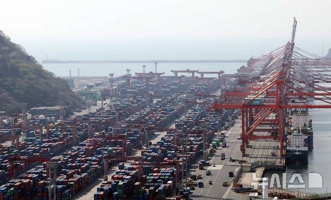 [부산=뉴시스] 하경민 기자 = 9일 부산 남구 신선대부두에서 수출입 컨테이너 선적 및 하역작업이 진행되고 있다. 2025.04.09. yulnetphoto@newsis.com