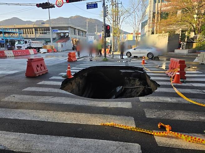 [부산=뉴시스] 권태완 기자 = 13일 오전 부산 사상구 학장동의 한 횡단보도에서 가로 5m·세로 3m·깊이 4.5m 크기의 땅꺼짐이 발생했다. (사진=부산경찰청 제공) 2025.04.13. photo@newsis.com *재판매 및 DB 금지