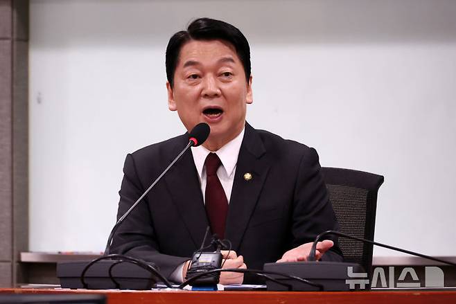 [서울=뉴시스] 조성우 기자 = 제21대 대통령 선거 출마를 선언한 안철수 국민의힘 의원이 13일 오전 서울 여의도 국회 의원회관에서 대선 공약을 발표한 뒤 취재진 질문에 답하고 있다. 2025.04.13. xconfind@newsis.com