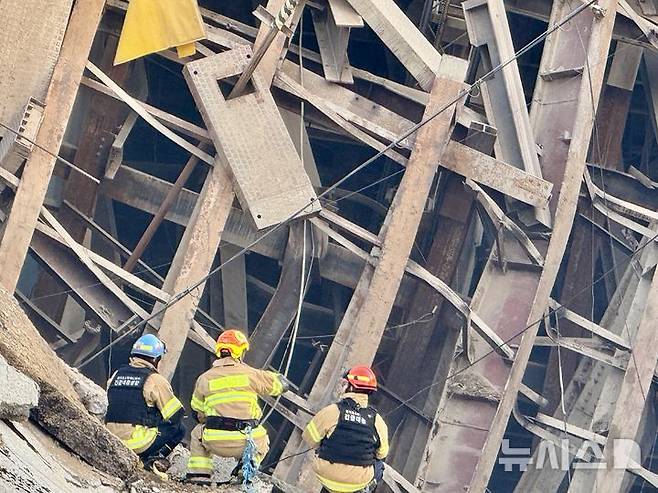 [광명=뉴시스] 지난 11일 경기 광명시 일직동 신안산선 복선전철 5-2 공사 2공구 현장에서 붕괴 사고가 발생, 소방당국이 실종자를 찾고 있다. (사진=경기도소방재난본부 제공) 2025.4.11. photo@newsis.com  *재판매 및 DB 금지