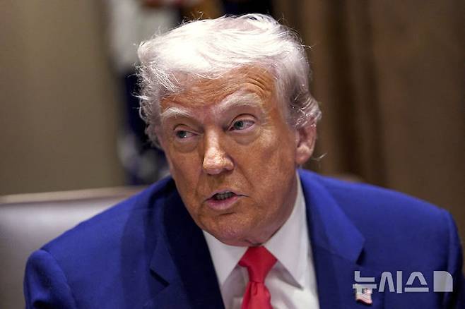 [워싱턴=AP/뉴시스]도널드 트럼프 미국 대통령이 반도체 관세에 관해 오는 14일(현지 시간) 구체적 입장을 밝히겠다고 말했다. 사진은 트럼프 대통령이 지난 10일(현지 시간) 미 워싱턴DC 백악관에서 각료회의를 열고 발언하는 모습. 2025.04.11.