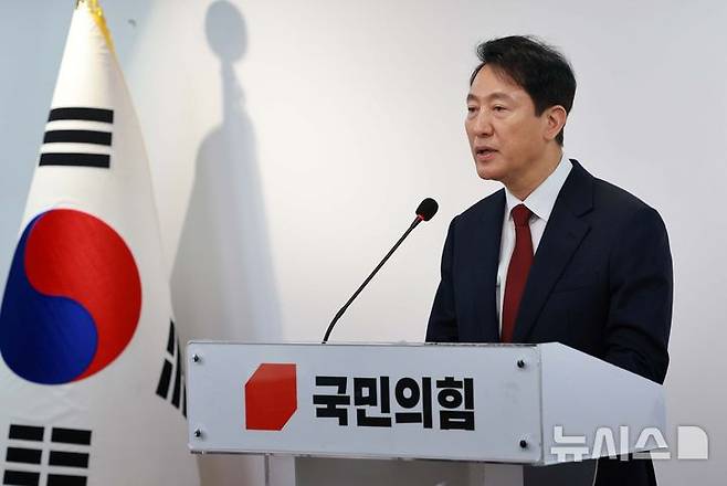 [서울=뉴시스] 고범준 기자 = 오세훈 서울시장이 지난 12일 서울 영등포구 국민의힘 중앙당사에서 제21대 대통령 선거 불출마 선언 긴급 기자회견을 하고 있다. 오 시장은 국민이 진심으로 '보수가 새롭게 태어났다, 기대할 수 있겠다'고 체감할 수 있다면 미약하게나마 제 한 몸 기꺼이 비켜드리고 승리의 길을 열어드려야겠다고 결심했다며 '비정상의 정상화를 위해 마중물 역할을 하겠다'고 밝혔다. 2025.04.12. bjko@newsis.com