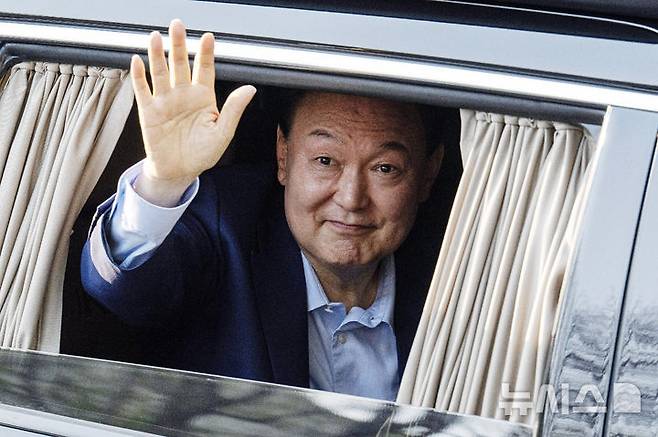 [서울=뉴시스] 최동준 기자 = 윤석열 전 대통령이 11일 서울 서초구 사저로 들어서며 지지자들에게 인사하고 있다. (공동취재) 2025.04.11. photo@newsis.com