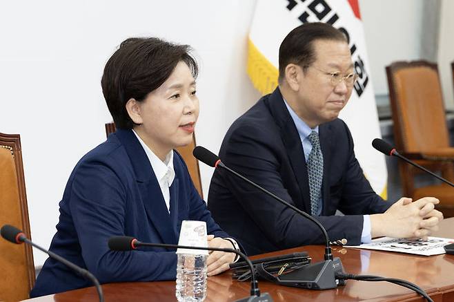 [서울=뉴시스] 조성봉 기자= 양향자 개혁신당 전 의원이 10일 오후 서울 여의도 국회에서 권영세(오른쪽) 국민의힘 비상대책위원장에게 입당원서를 전달하고 소감을 밝히고 있다. (사진=국민의힘 제공) 2025.04.10. photo@newsis.com *재판매 및 DB 금지