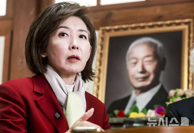 [서울=뉴시스] 정병혁 기자 = 제21대 대통령선거 출마를 선언한 나경원 국민의힘 의원이 13일 서울 종로구에 위치한 이승만 전 대통령의 사저 이화장을 찾아 이영일 전 의원과 환담을 나누고 있다. 2025.04.13. jhope@newsis.com