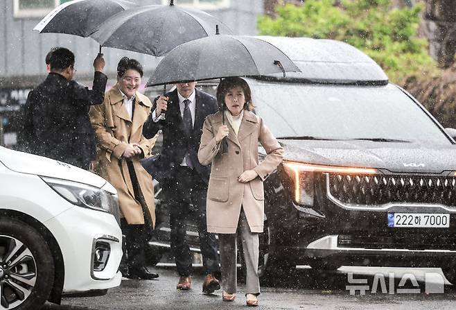 [서울=뉴시스] 정병혁 기자 = 제21대 대통령선거 출마를 선언한 나경원 국민의힘 의원이 13일 서울 종로구에 위치한 이승만 전 대통령의 사저 이화장에 도착하고 있다. 2025.04.13. jhope@newsis.com