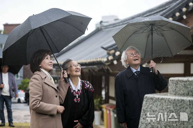 [서울=뉴시스] 정병혁 기자 = 제21대 대통령선거 출마를 선언한 나경원 국민의힘 의원이 13일 서울 종로구에 위치한 이승만 전 대통령의 사저 이화장을 찾아 이 전 대통령의 며느리 조혜자 여사와 이영일 전 의원과 함께 이승만 전 대통령 동상을 살펴보고 있다. 2025.04.13. jhope@newsis.com