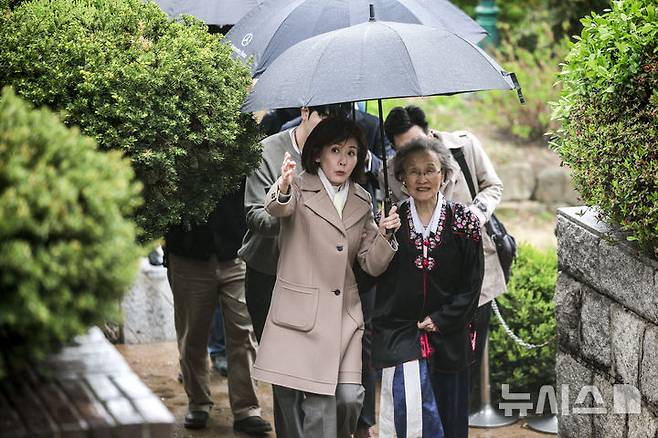 [서울=뉴시스] 정병혁 기자 = 제21대 대통령선거 출마를 선언한 나경원 국민의힘 의원이 13일 서울 종로구에 위치한 이승만 전 대통령의 사저 이화장을 찾아 이 전 대통령의 며느리 조혜자 여사와 시설을 살펴보고 있다. 2025.04.13. jhope@newsis.com