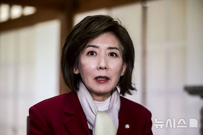 [서울=뉴시스] 정병혁 기자 = 제21대 대통령선거 출마를 선언한 나경원 국민의힘 의원이 13일 서울 종로구에 위치한 이승만 전 대통령의 사저 이화장을 찾아 이영일 전 의원과 환담을 나누고 있다. 2025.04.13. jhope@newsis.com