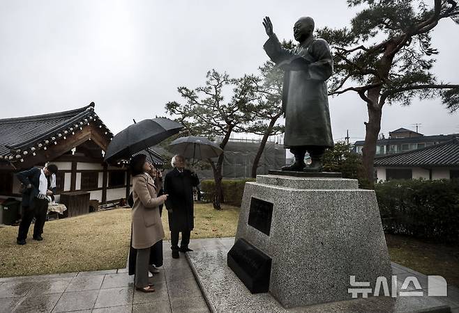 [서울=뉴시스] 정병혁 기자 = 제21대 대통령선거 출마를 선언한 나경원 국민의힘 의원이 13일 서울 종로구에 위치한 이승만 전 대통령의 사저 이화장을 찾아 이 전 대통령의 며느리 조혜자 여사와 이영일 전 의원과 함께 이승만 전 대통령 동상을 살펴보고 있다. 2025.04.13. jhope@newsis.com