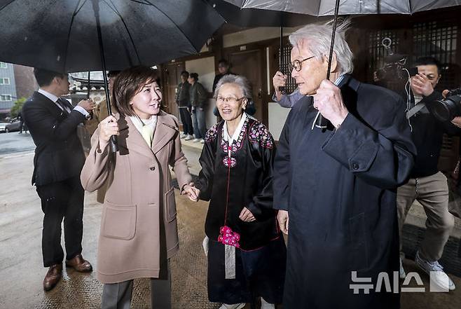 [서울=뉴시스] 정병혁 기자 = 제21대 대통령선거 출마를 선언한 나경원 국민의힘 의원이 13일 서울 종로구에 위치한 이승만 전 대통령의 사저 이화장을 찾아 이 전 대통령의 며느리 조혜자 여사와 이영일 전 의원과 인사를 나누고 있다. 2025.04.13. jhope@newsis.com