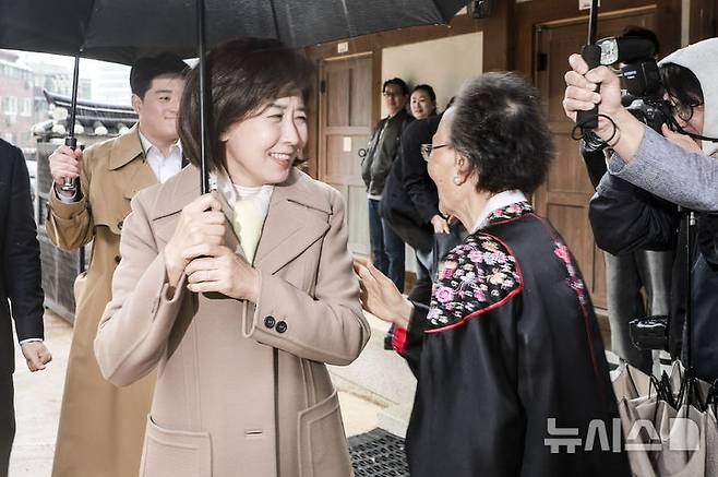 [서울=뉴시스] 정병혁 기자 = 제21대 대통령선거 출마를 선언한 나경원 국민의힘 의원이 13일 서울 종로구에 위치한 이승만 전 대통령의 사저 이화장을 찾아 이 전 대통령의 며느리 조혜자 여사와 이영일 전 의원과 인사를 나누고 있다. 2025.04.13. jhope@newsis.com